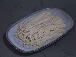 9、蚝油金针菇,捞出摆入盘中待用