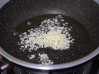 10、蚝油金针菇,锅里烧热油，爆香蒜末