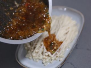 15、蚝油金针菇,淋在金针菇上即可
