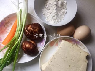 1、素煎豆腐鸡蛋饼,食材。