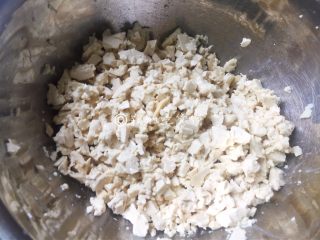 2、素煎豆腐鸡蛋饼,老豆腐剁碎。