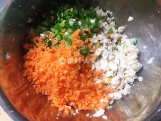 4、素煎豆腐鸡蛋饼,胡萝卜剁成末。