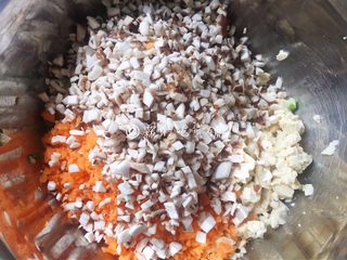 5、素煎豆腐鸡蛋饼,鲜香菇也剁成末。