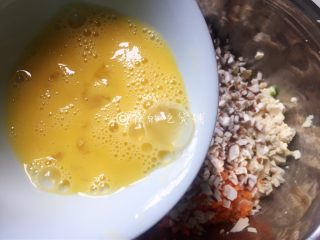 6、素煎豆腐鸡蛋饼,打散的鸡蛋倒进去。