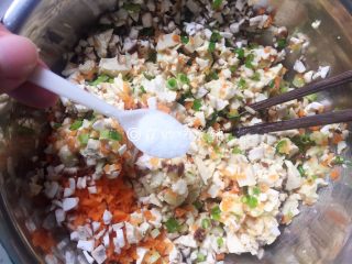 7、素煎豆腐鸡蛋饼,加点盐。