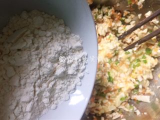 8、素煎豆腐鸡蛋饼,面粉分2、3次加入。