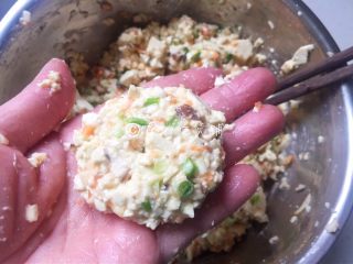 9、素煎豆腐鸡蛋饼,只用能捏成团不散开来，就不需要再加入面粉了。