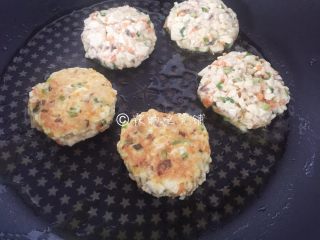 11、素煎豆腐鸡蛋饼,小火慢煎，一面煎至金黄色，翻面，二面都变金黄色。