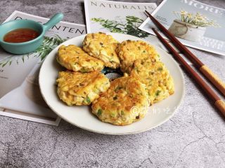 12、素煎豆腐鸡蛋饼,出锅装盘、食用的时候可搭配番茄沙司或辣椒酱之类的蘸食。