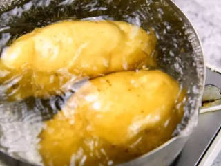 1、土豆也可以做到入口即化,土豆中部绕圈划一刀，入清水煮熟