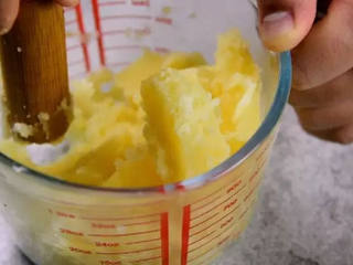 3、土豆也可以做到入口即化,3/2土豆捣成泥