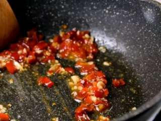 4、土豆也可以做到入口即化,油锅爆香蒜末，再下泡椒炒匀