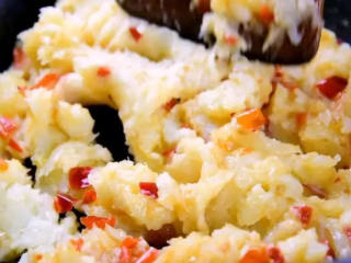 5、土豆也可以做到入口即化,放入土豆泥，翻炒均匀