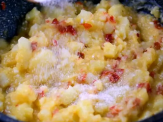 7、土豆也可以做到入口即化,加入盐、黑胡椒，炒至收汁即可