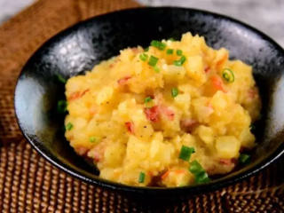 8、土豆也可以做到入口即化,装盘用葱花点缀就可开动啦~