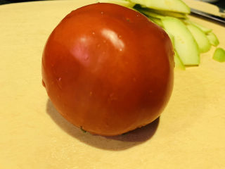 1、番茄炒西葫芦,番茄一个,待用;