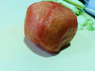 3、番茄炒西葫芦,番茄去皮;