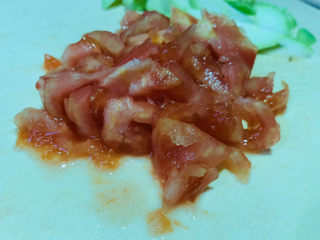 4、番茄炒西葫芦,切粒;