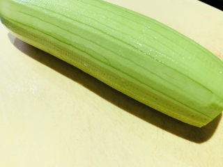 5、番茄炒西葫芦,西葫芦去皮;