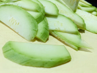 6、番茄炒西葫芦,切片;