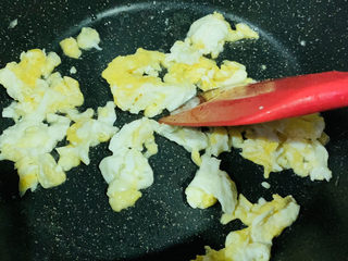 7、番茄炒西葫芦,锅加食用油,鸡蛋打散炒香;