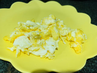 8、番茄炒西葫芦,先装盘里;