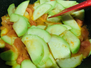 11、番茄炒西葫芦,大火翻炒;
