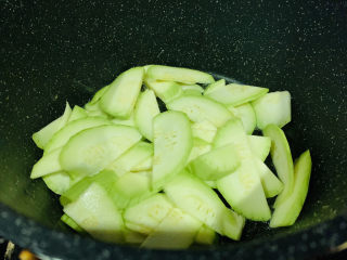 9、番茄炒西葫芦,锅里再加食用油,倒入西葫芦;