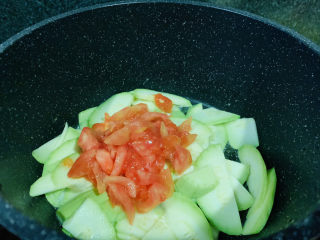 10、番茄炒西葫芦,加番茄;