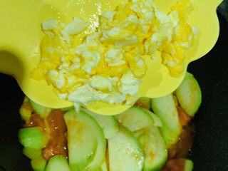 12、番茄炒西葫芦,加入鸡蛋;