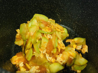 16、番茄炒西葫芦,炒匀调料;