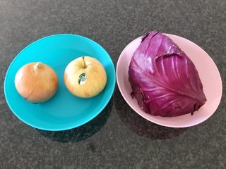 1、#酸味#焗烤洋葱紫甘蓝,准备食材:紫甘蓝+苹果+洋葱(今天我们用的是白色洋葱,因为白色洋葱有甜甜的口味,再加上苹果的甜度可以吊出紫甘蓝的美味),