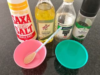 2、#酸味#焗烤洋葱紫甘蓝,再准备调料:盐+橄榄油+日本醋(亲们也可以用果醋和白醋哈)+黑胡椒+糖+水,还有海盐(忘记放进一起照相了????),