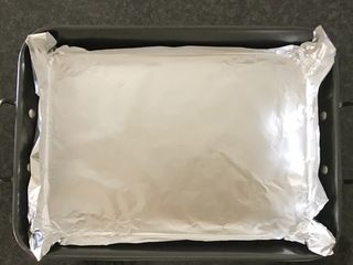 3、#酸味#焗烤洋葱紫甘蓝,首先我们准备一个大烤盘,上面铺上锡纸,