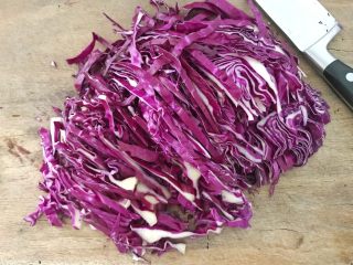 4、#酸味#焗烤洋葱紫甘蓝,再将紫甘蓝切丝,