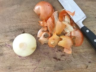 5、#酸味#焗烤洋葱紫甘蓝,洋葱去两头剥皮,