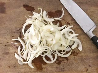 6、#酸味#焗烤洋葱紫甘蓝,再将洋葱切丝,