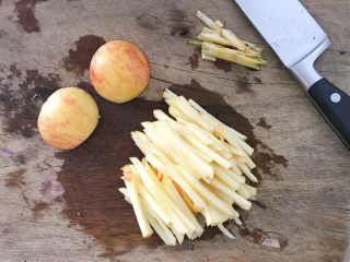 7、#酸味#焗烤洋葱紫甘蓝,苹果去心,也切成丝,最后切到手拿不住的时候,就留下备用也可以,(这是针对新手说的,高手忽略????),