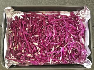 8、#酸味#焗烤洋葱紫甘蓝,再把紫甘蓝放入烤盘里,