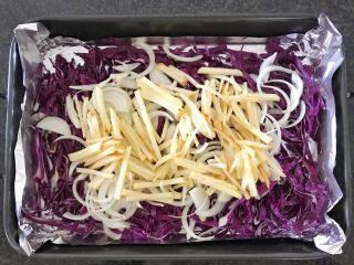 9、#酸味#焗烤洋葱紫甘蓝,洋葱和苹果也加进来,