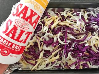 10、#酸味#焗烤洋葱紫甘蓝,撒上少许盐(按自家的口味添加盐量),