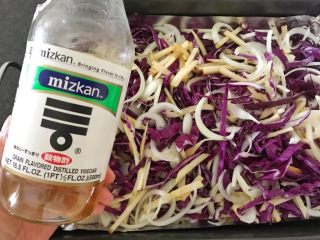 11、#酸味#焗烤洋葱紫甘蓝,再加入醋(果醋或者白醋都可以),