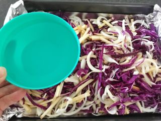 12、#酸味#焗烤洋葱紫甘蓝,再加入清水,