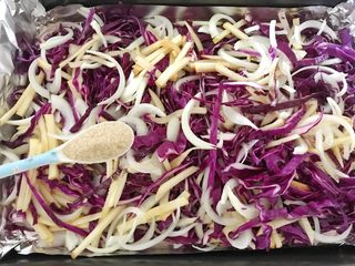 13、#酸味#焗烤洋葱紫甘蓝,撒入少许糖(也是按各家的口味,不喜欢甜口的也可以省略,因为已经有苹果的甜度,也可以调出紫甘蓝的鲜度啦),