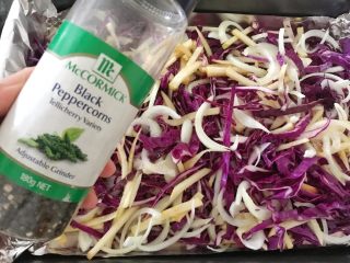 14、#酸味#焗烤洋葱紫甘蓝,然后撒少许黑胡椒,