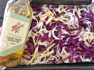 15、#酸味#焗烤洋葱紫甘蓝,加入橄榄油,把所有食材和调味料搅拌均匀,(在搅拌之前,我们先预热烤箱,180度预热4分钟),