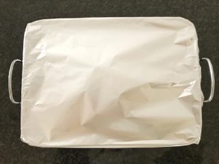 16、#酸味#焗烤洋葱紫甘蓝,烤盘上面再覆盖一张锡纸,送人预热好的烤箱里面,180度烤1个小时,我们现在就可以去看看网厨啊、……????????