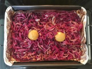 17、#酸味#焗烤洋葱紫甘蓝,一个小时后回来,打开烤箱,搅拌一下,看看是否汤汁干了,如果干了就加水,再尝尝味道,不够酸就加醋,不够咸就加盐,不够甜就加糖哈????,再顺便把刚才切下来的苹果也加进来,