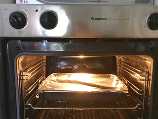 18、#酸味#焗烤洋葱紫甘蓝,再盖上锡纸,用130度的火再烤30分钟的时间,就可以关火啦。