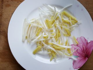 12、清蒸鱼,12．鱼腌好后，找一个大的平盘，盘下面铺一层葱姜丝。